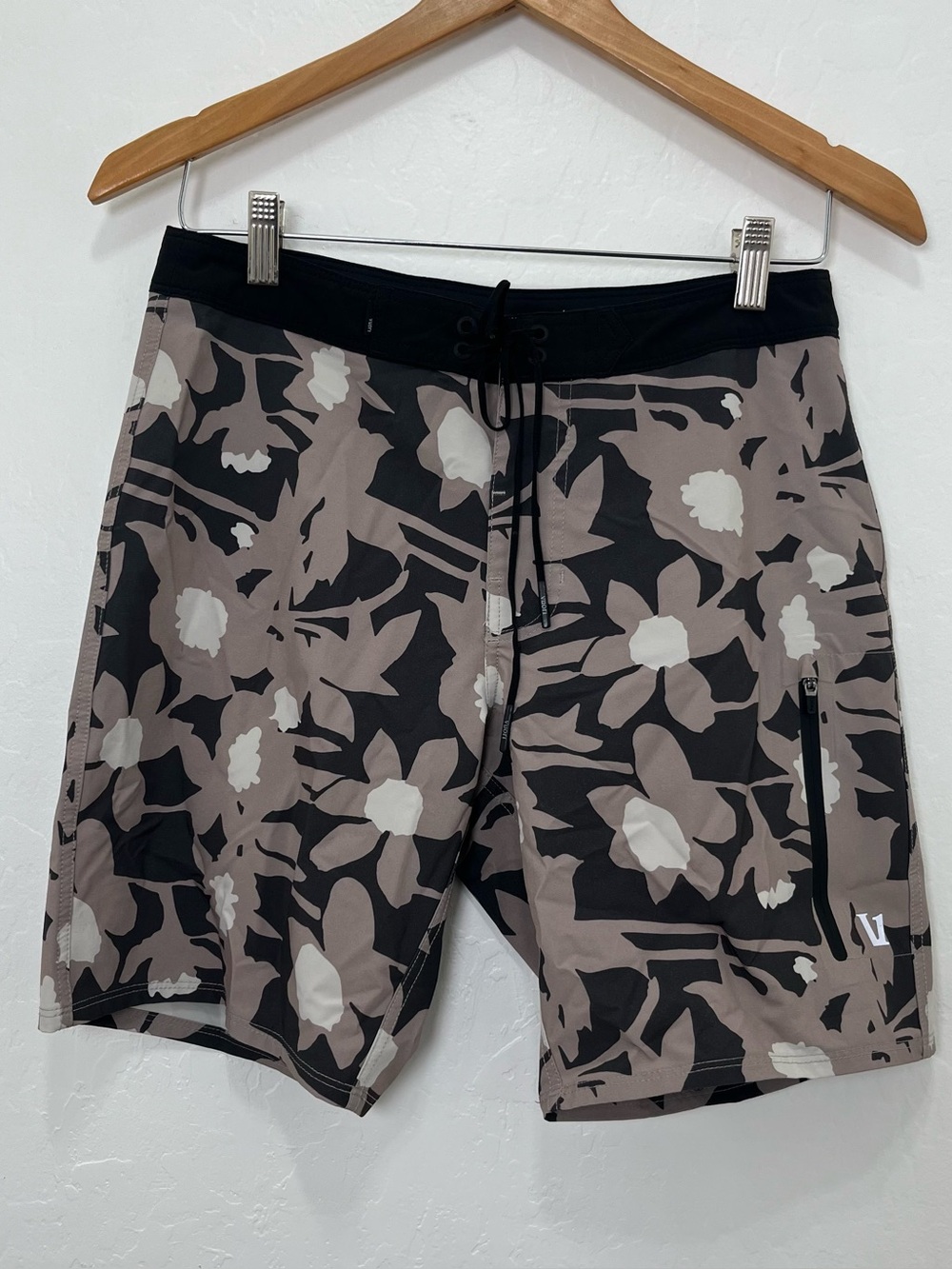 Vuori Infinity Board Shorts Mens 28 V383 Taupe Big Samba Black Tan Floral